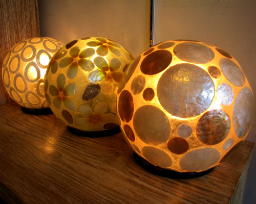 ボール形の置き型ランプ