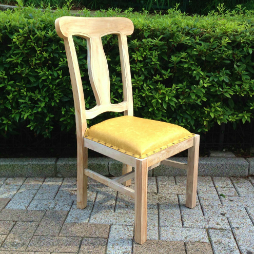 黄色い座面の椅子