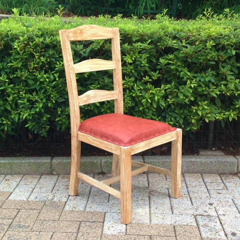 赤い座面の椅子